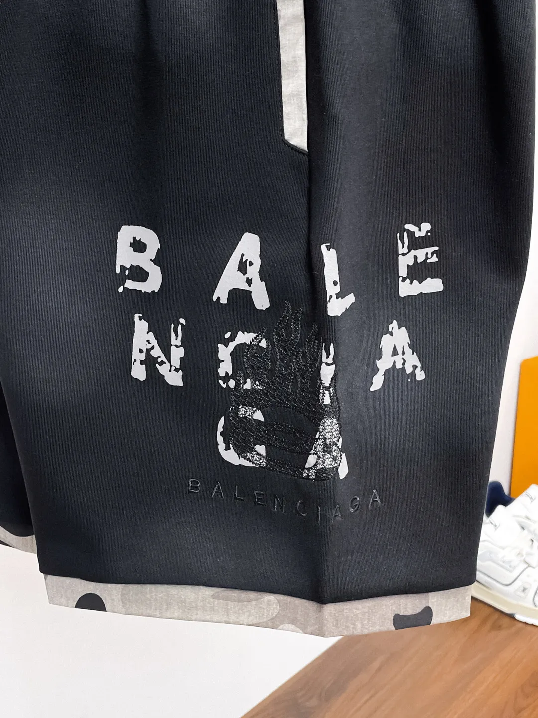 Balenciaga's three-standard complete 2026 summer New Arrival men's casual shorts, advanced custom-made Breathable fabric, Breathable fabric, extremely stretchy and comfortable, impeccable details, top-grade accessories, original logo design concept, delicate and soft feel! The upper body fit is awesome! Size: M-XXXL Please state your height and weight when ordering